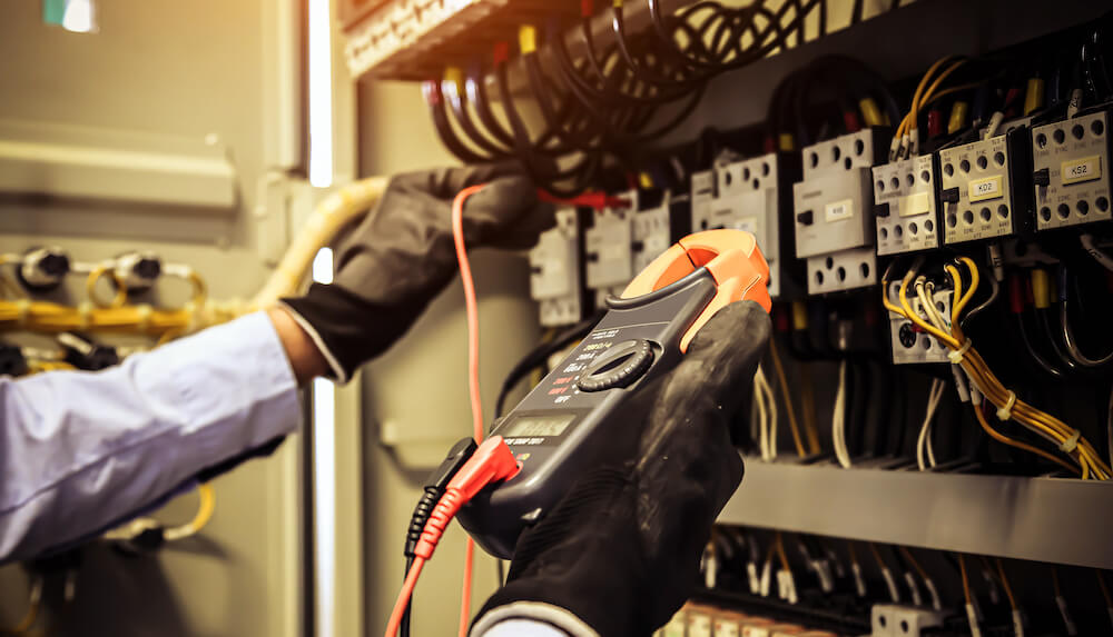 artisans IRVE qui installe une borne