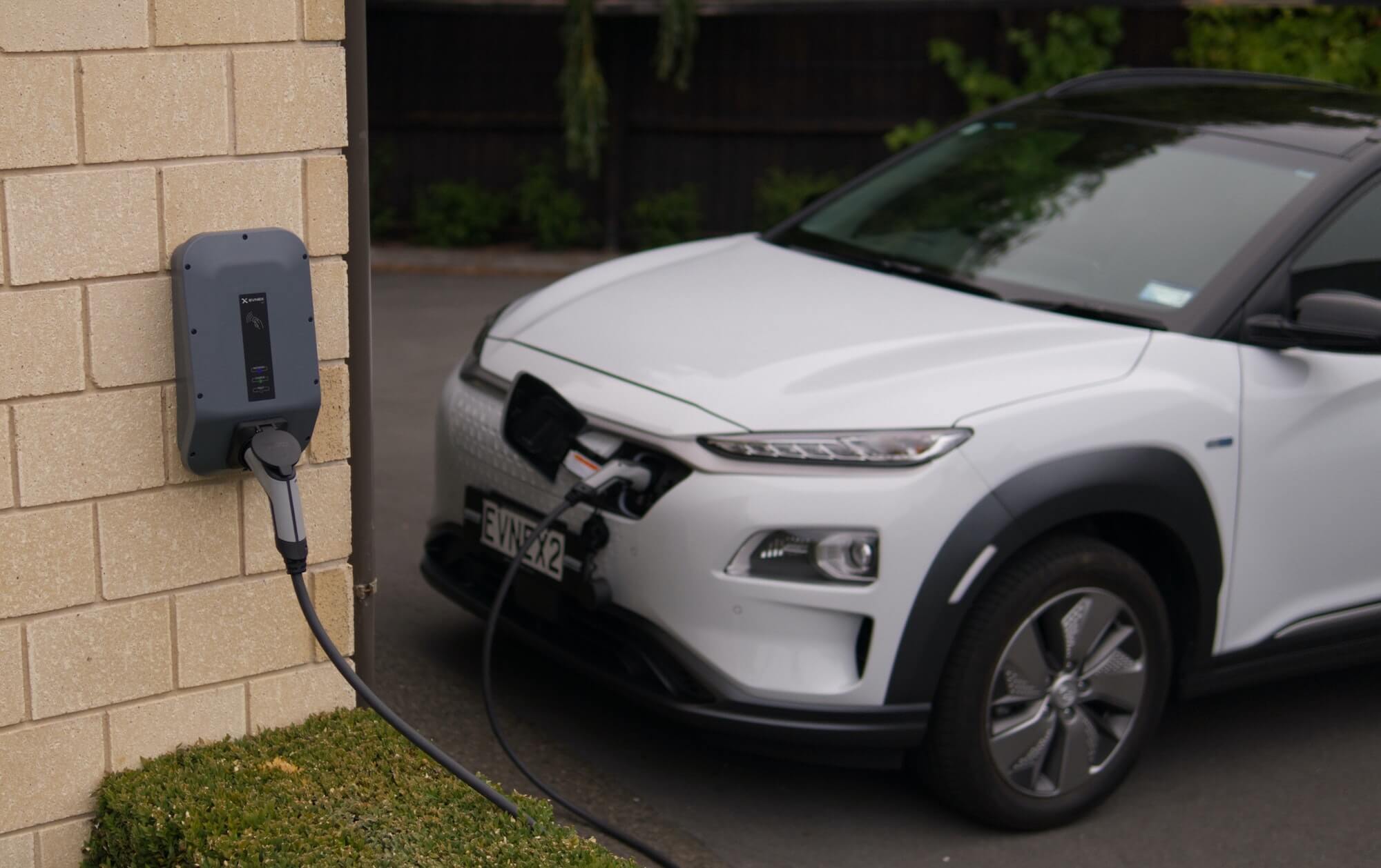 borne de recharge murale qui charge une voiture électrique