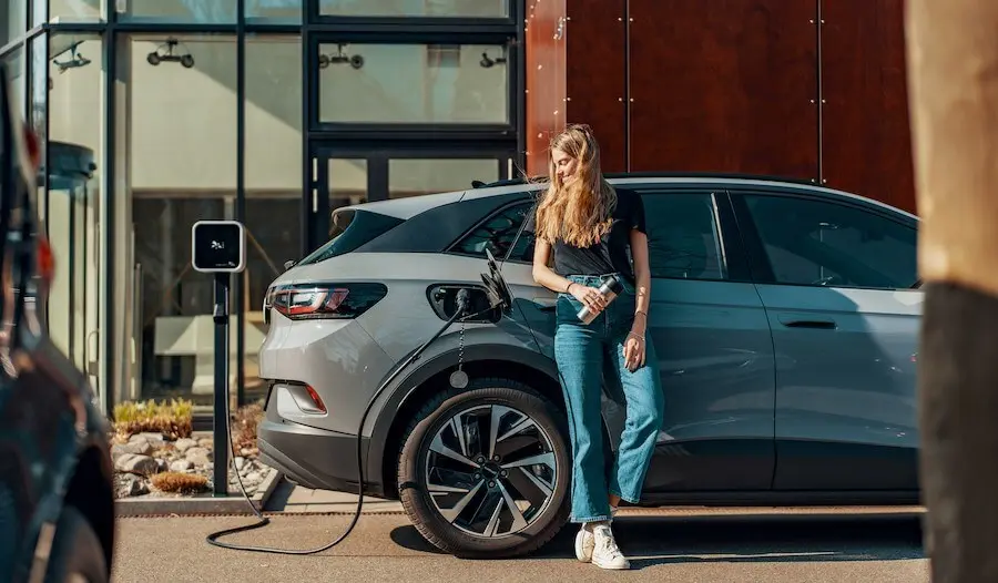 femme qui utilise une borne de recharge à Marseille