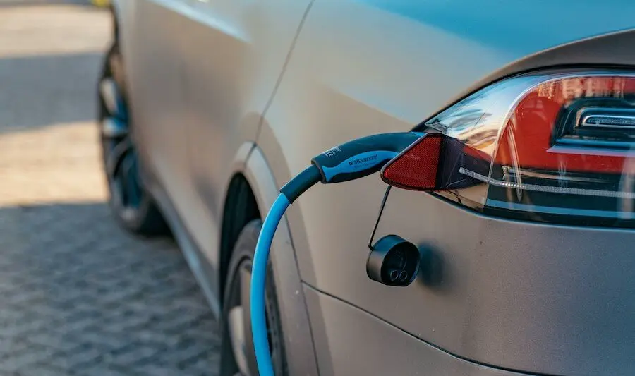 voiture électrique qui se recharge à Marseille
